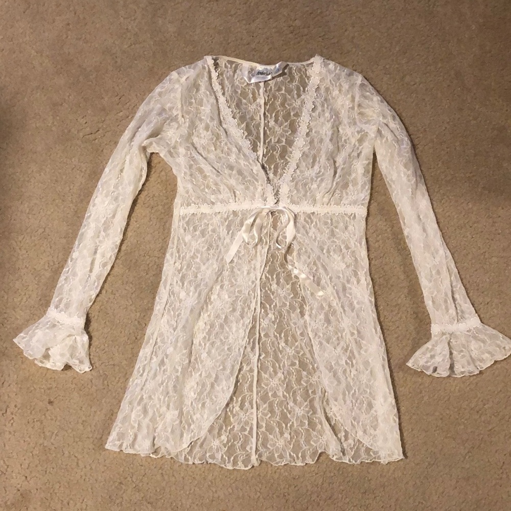 White lace pull over